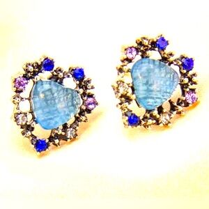 “Blue Branded Heart Wreath” Crisscross Bisect Framed Multicolor Gem Romance Stud